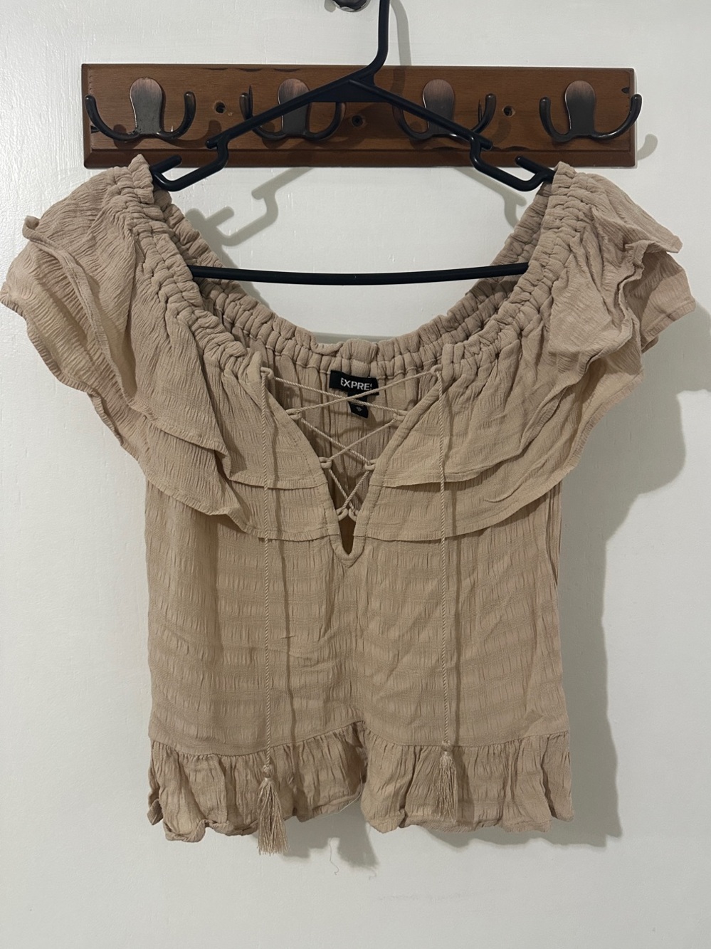 Express Women's Taupe Off-Shoulder Ruffle Peasant Cropped Top